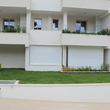Calabona's Promenade Apartment *